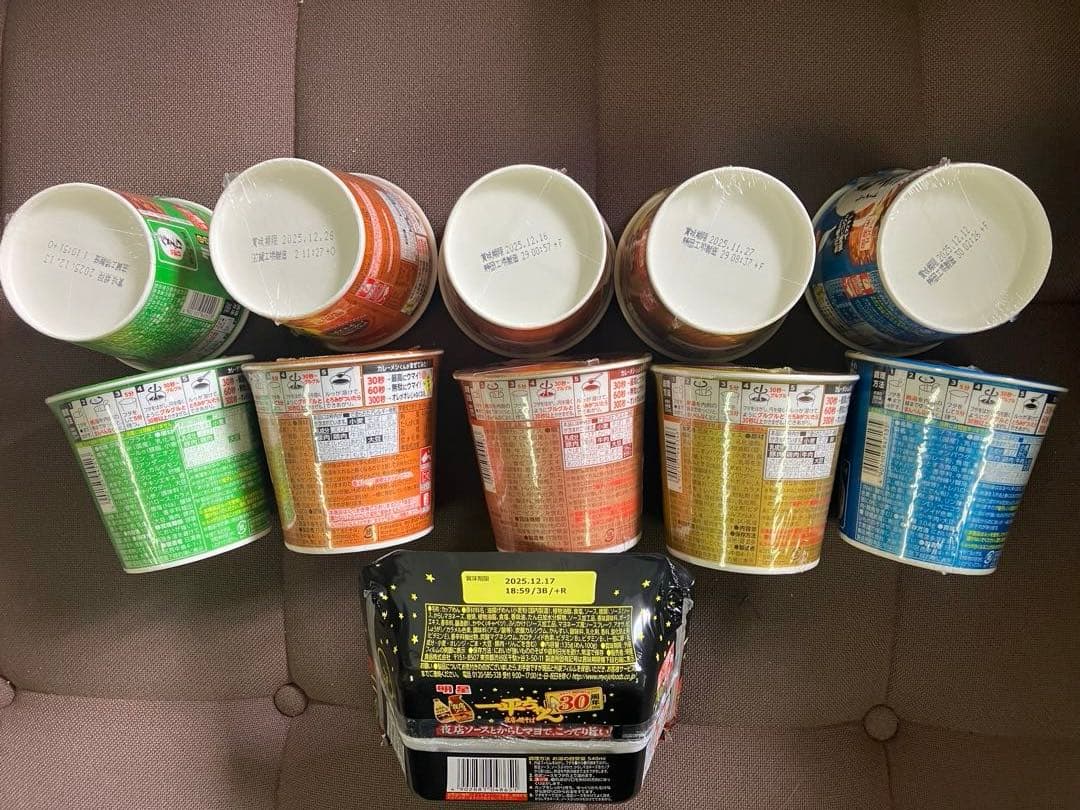 ラーメン袋麺、カレーめし、ワッフル、お菓子などの販売です。