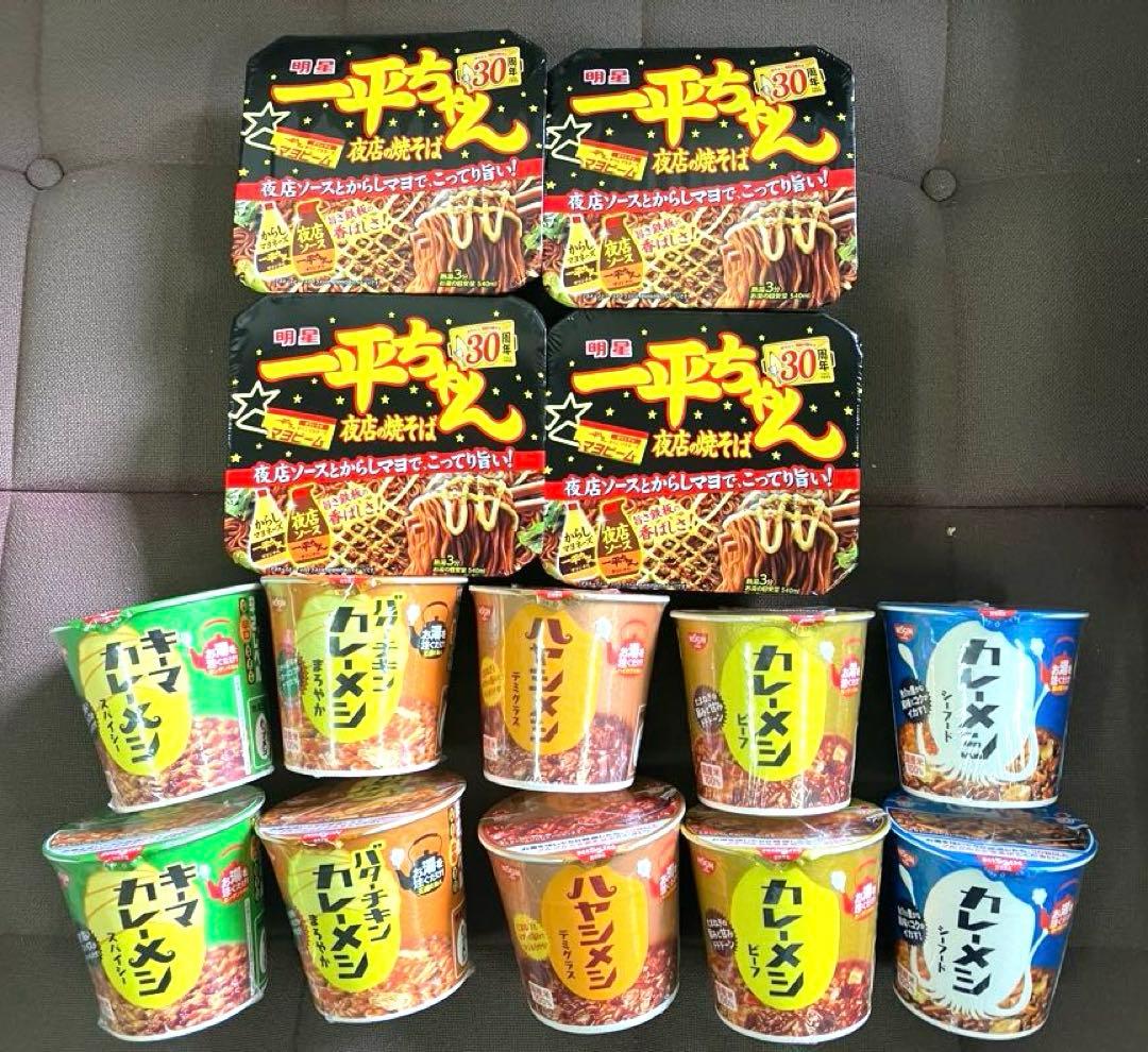 ラーメン袋麺、カレーめし、ワッフル、お菓子などの販売です。