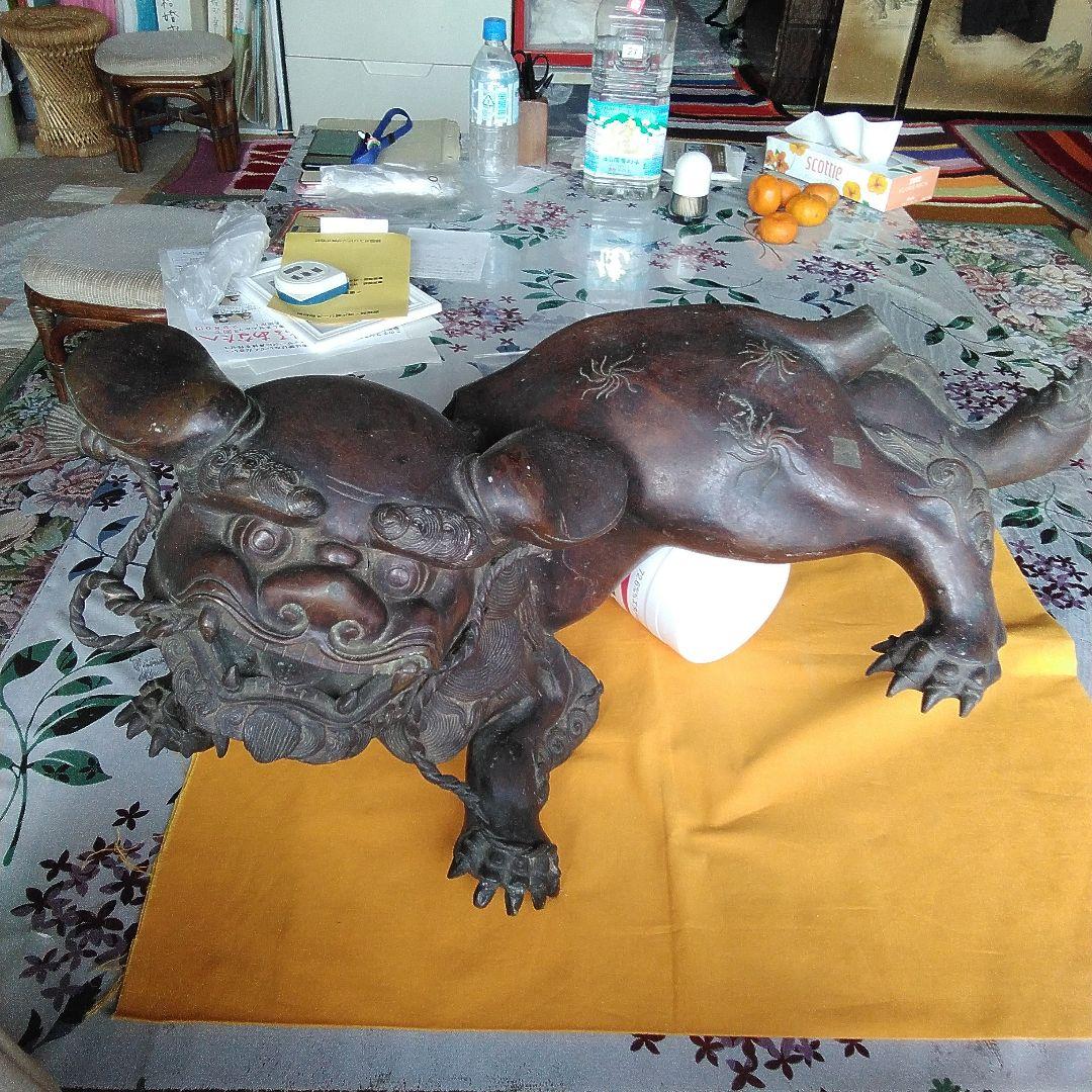 唐金の獅子置物。