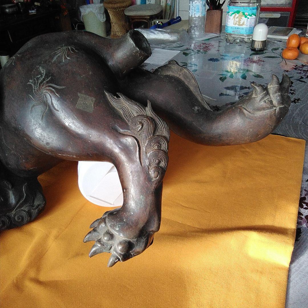 唐金の獅子置物。