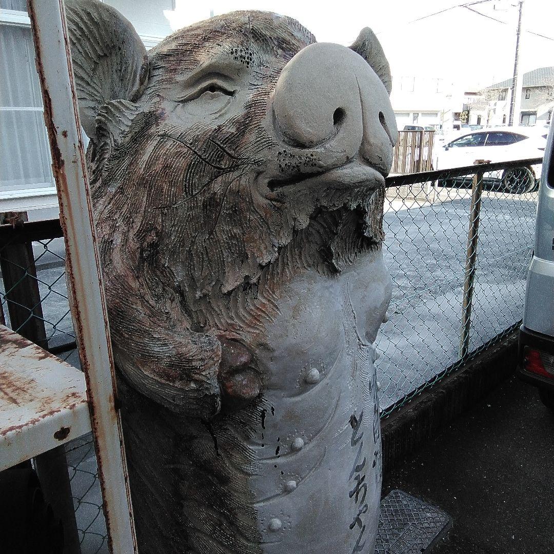 信楽焼の豚の看板。
