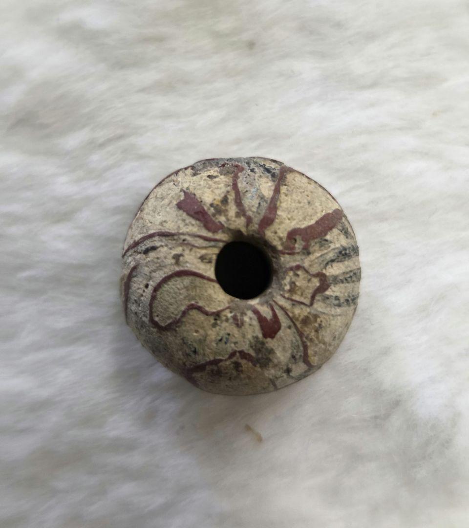 019　蜻蛉玉　古いベージュと赤の模様の球形ビーズ！