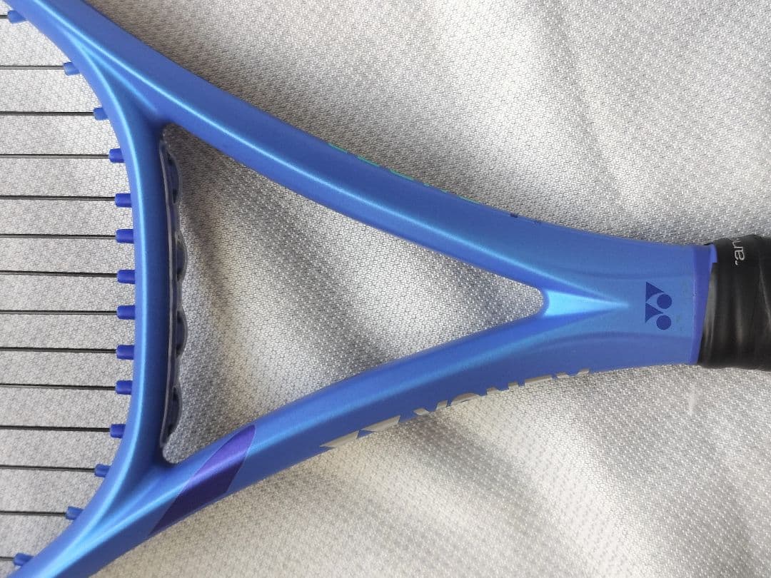 EZONE98（シューズケース新品付）　YONEXイーゾーンテニスラケットG2