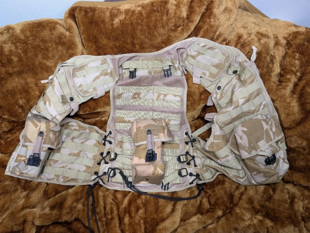 イギリス軍放出品 タクティカルベスト デザートDPM ポーチ3個付