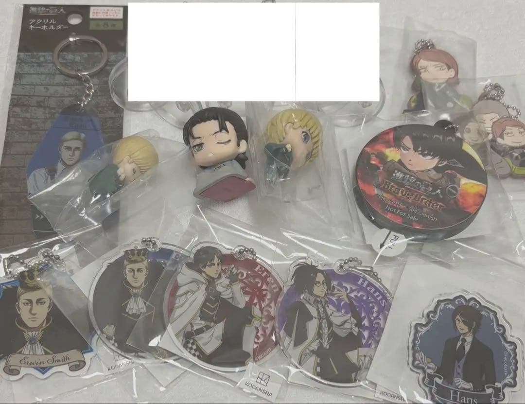 進撃の巨人 グッズ まとめ売り 缶バッジ アクスタ 紙類 200点以上