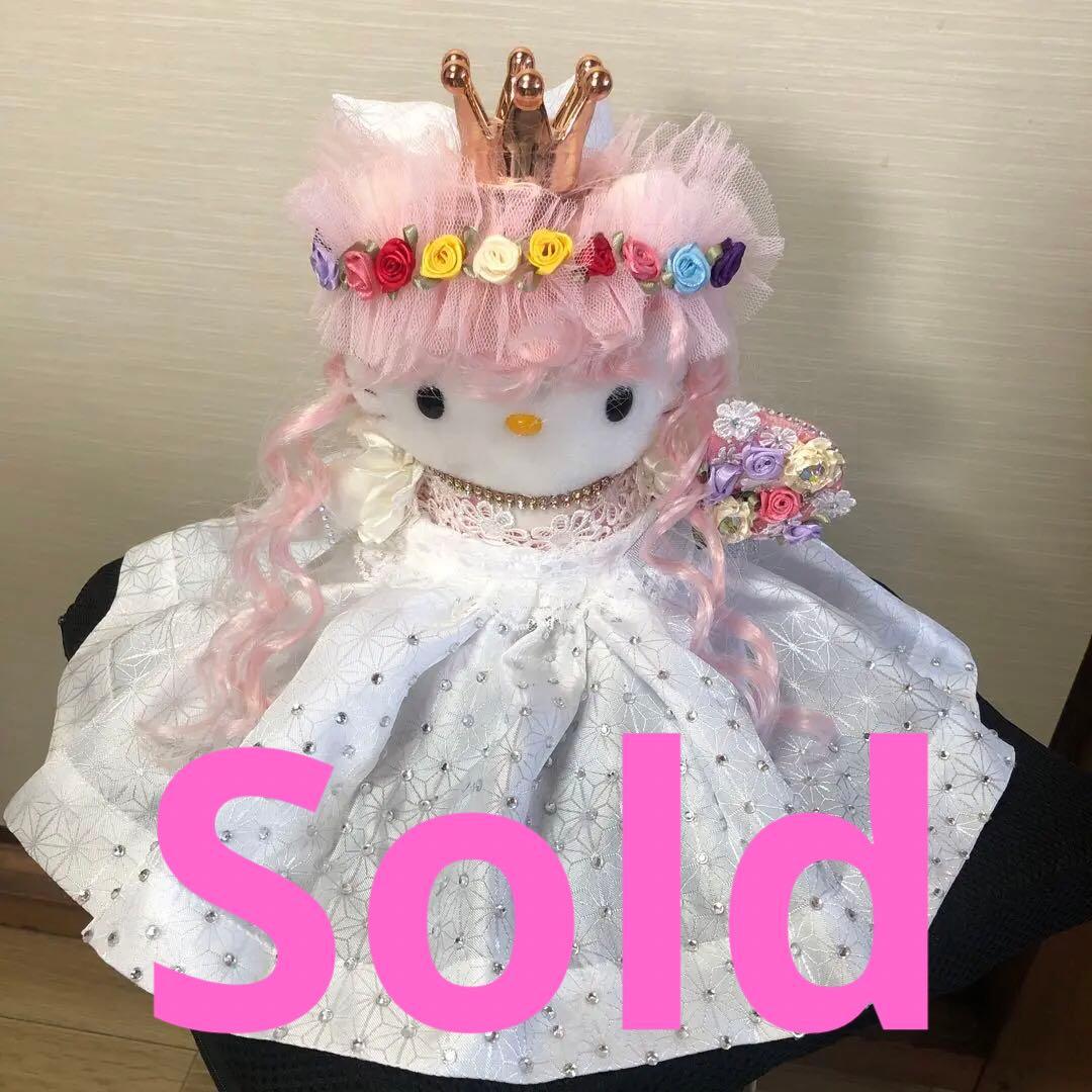 ウェディングドレスを着たハローキティ