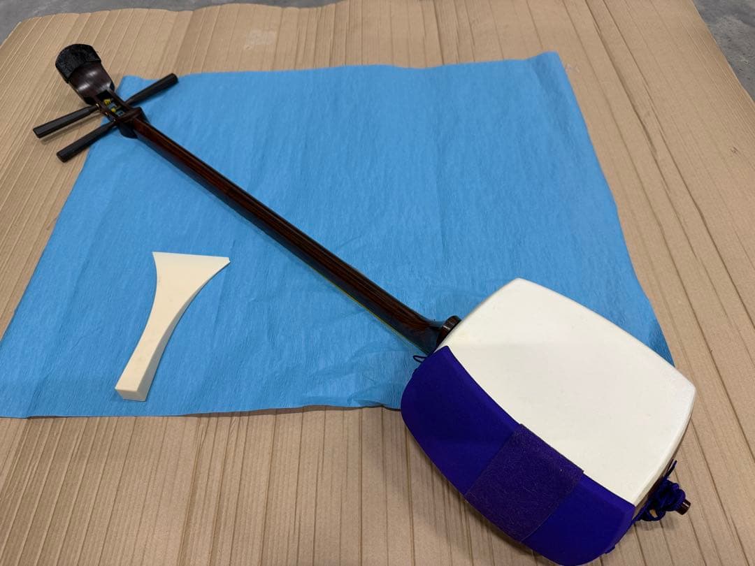 三味線本体 白と青 木製 バチ付き