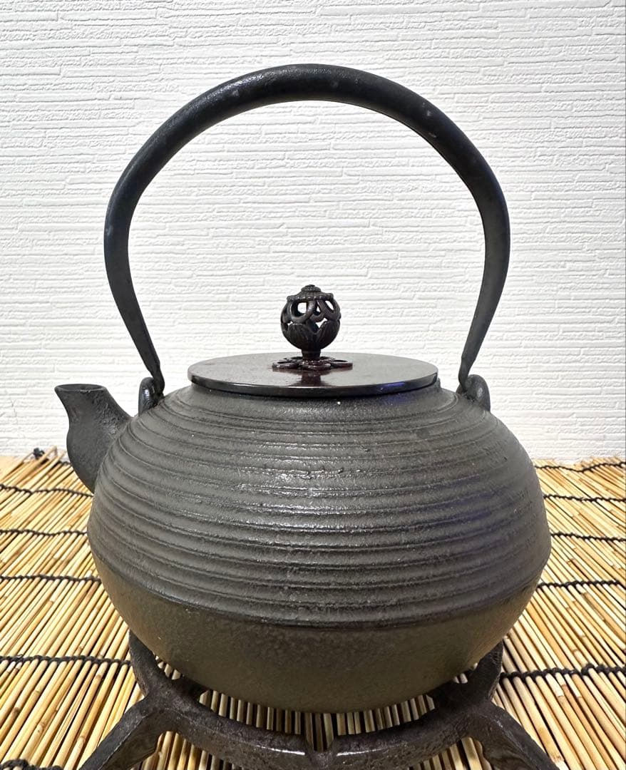 未使用品　南部正晴堂　伊藤 宝斎作 糸目南部形１２型唐金蓋 飾摘　南部鉄瓶