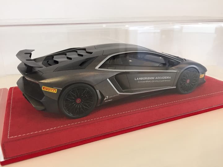 MRコレクション 1/18 ランボルギーニ アヴェンタドール 限定カラー