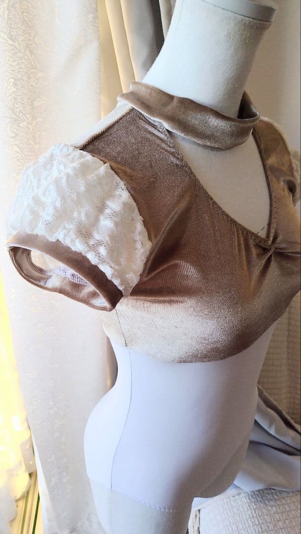 Ｓ～Ｍ／アンティーク風ゴールドベロアとふんわりレース袖チョーカー娘役レオタード