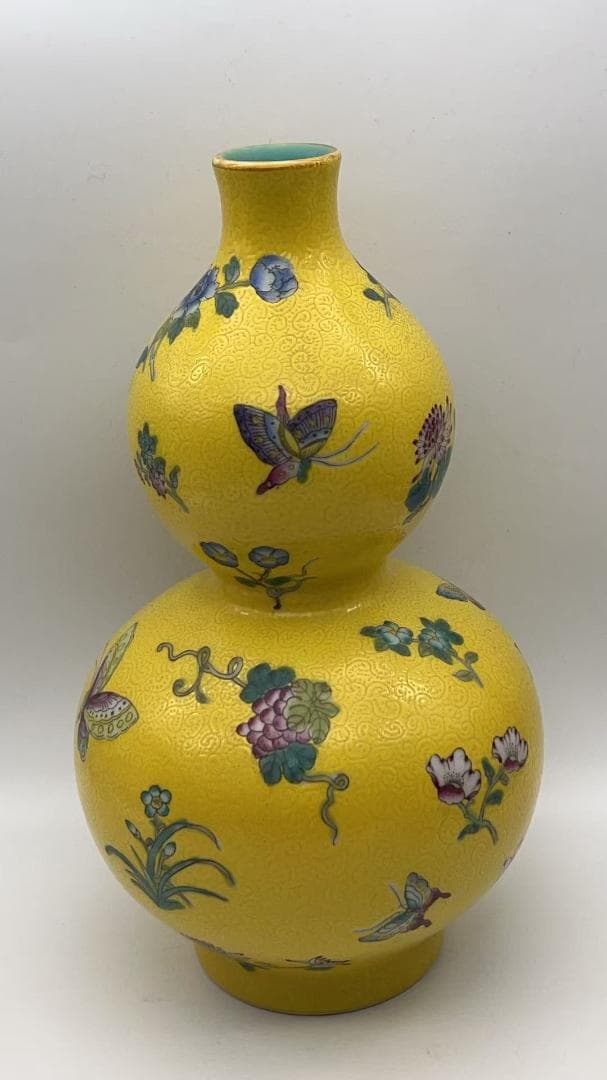 清乾隆時代 【乾隆年製】在銘 琺瑯彩黄地花蝶文葫芦瓶 景徳鎮(Y-2)