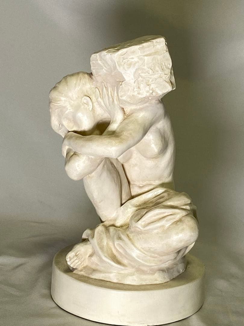 2049 ❣️ 石を負うカリアティード　像