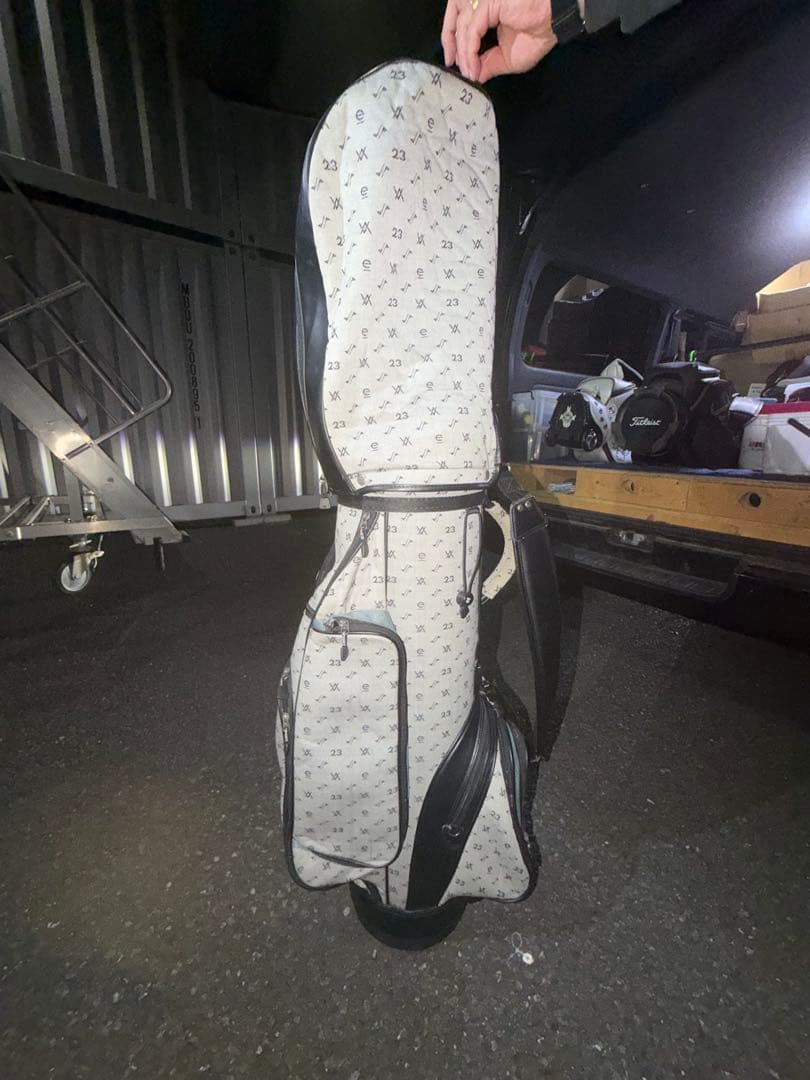 グレーと黒のパターンキャディバッグ