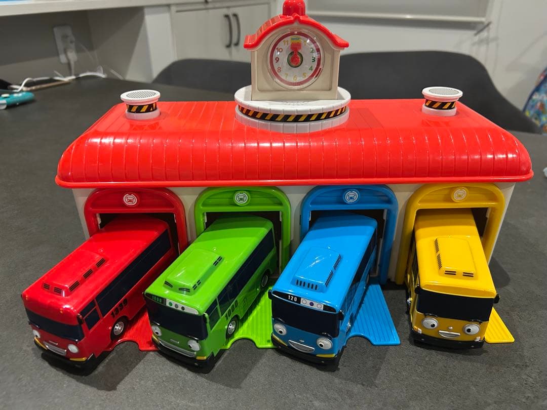 ちびっこバス　TAYO タヨ　ロギ　ガニ　ラニ　韓国限定品　バス車庫　ガレージ