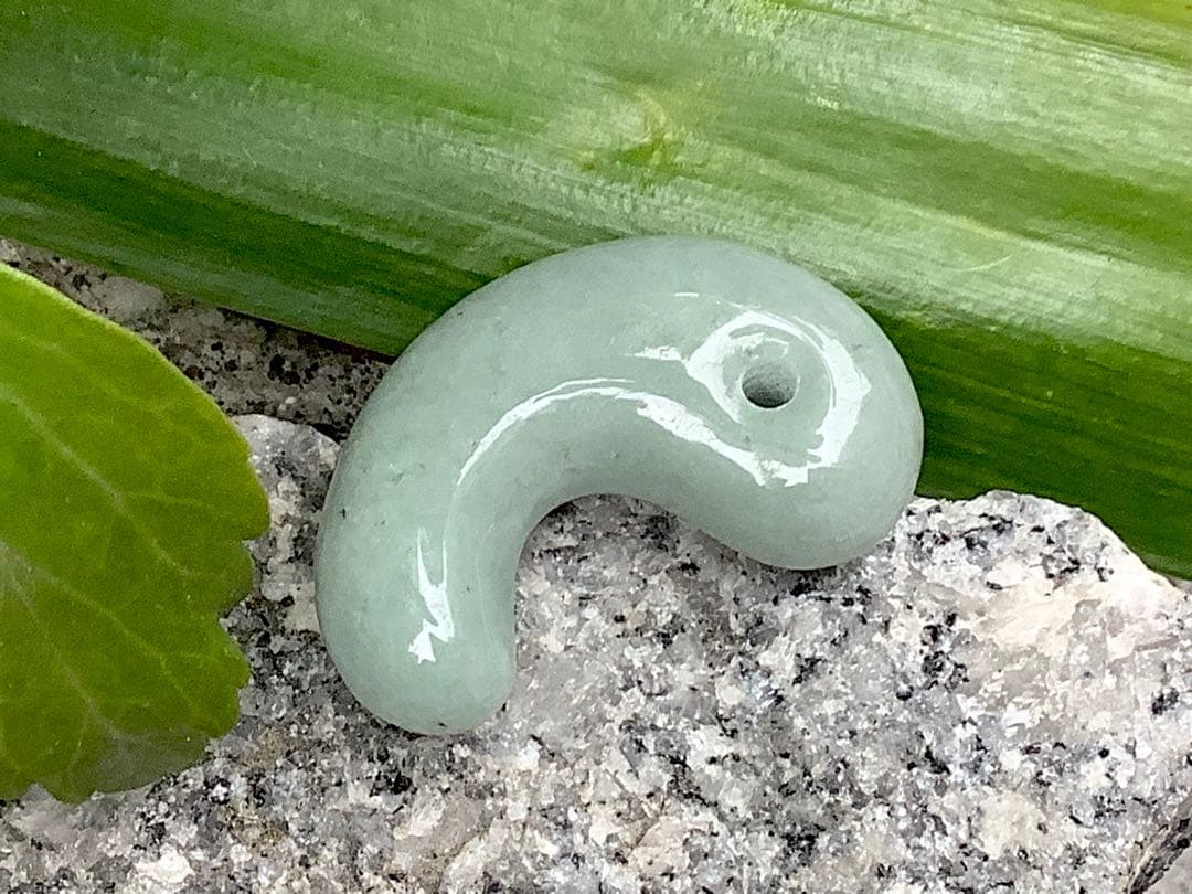 人気の平塚古墳勾玉型　糸魚川翡翠　本物の国石天然のお守り‼️ 鑑別書取得品‼️