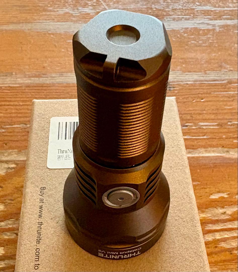 ThruNite Catapult Mini V2 充電式懐中電灯　LEDライト