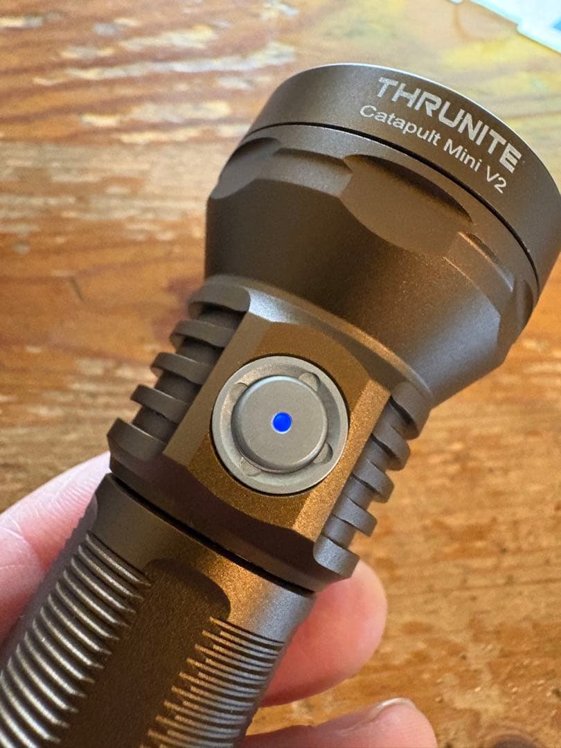 ThruNite Catapult Mini V2 充電式懐中電灯　LEDライト