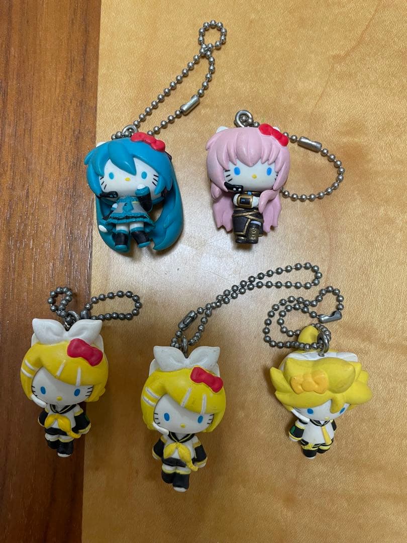 ハローキティ、初音ミクコラボキーホルダー