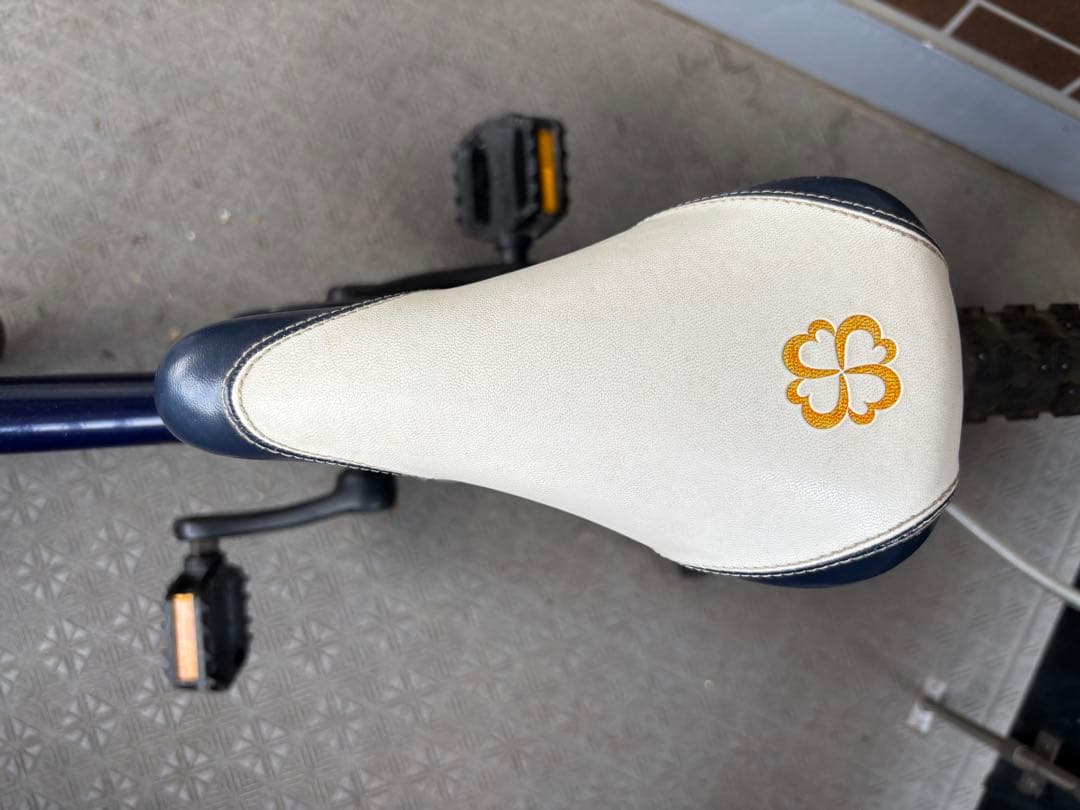 【引渡し東京】ヨツバサイクル16インチ ピンクハンドル　スタンド付き 補助輪あり