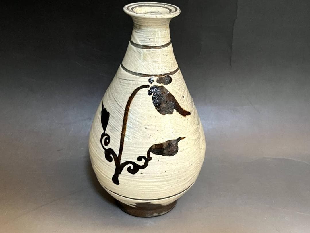 花瓶■韓国人間国宝 樊川窯【安東五作】白釉刷毛目唐草花紋 花器 韓国人間文化財■