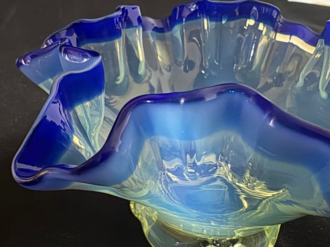 大正ガラス　和ガラス氷コップ　ウランガラス　シェル型　青フリル縁　アンティーク