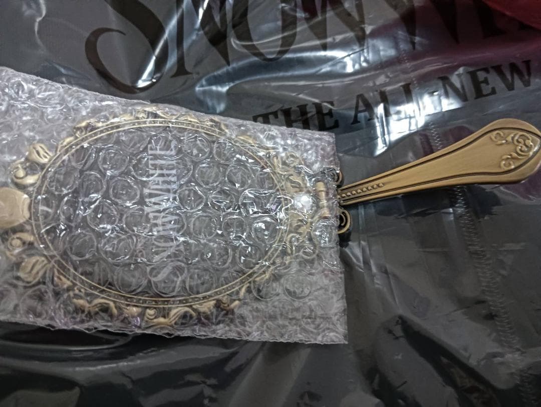 映画 白雪姫 グッズ3点セット（フーディーパーカー・手鏡・りんごの小物入れ）