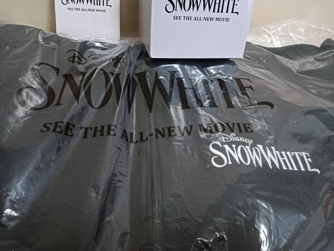 映画 白雪姫 グッズ3点セット（フーディーパーカー・手鏡・りんごの小物入れ）