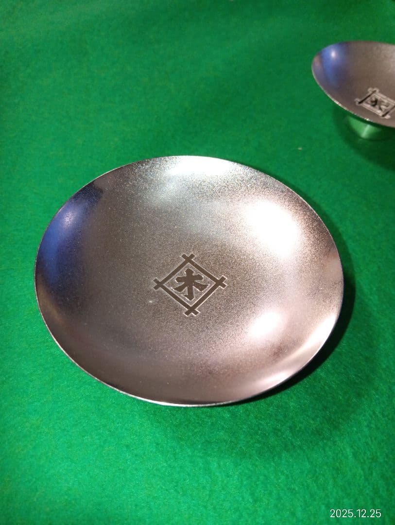 純銀製　三ツ重　ロゴ入り盃　 201g