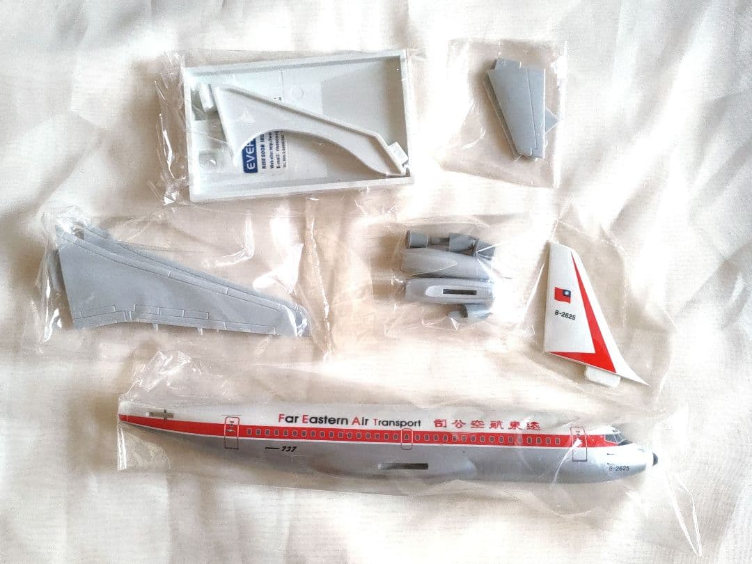 遠東航空　ボーイング 737-200 　1/130スケールモデル