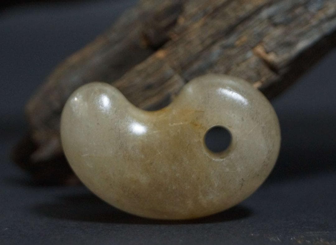 オールド天然水晶 古色大玉勾玉 根付 緒締玉 提げ物 装飾品 長さ3.2ｃｍ