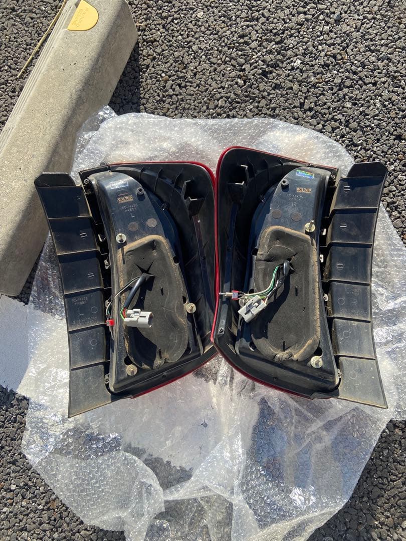 プリウスアルファ　ヴァレンティ　テールランプ