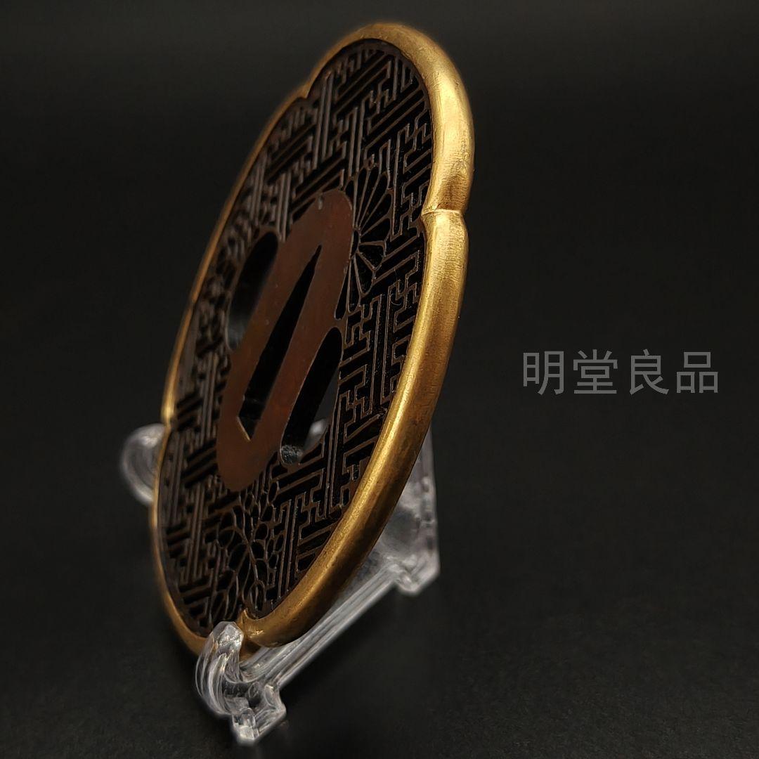 日本刀装具　唐草卍字金輪の図　刀鍔　銅地　細工　絵金銀　刀剣美術　武道具