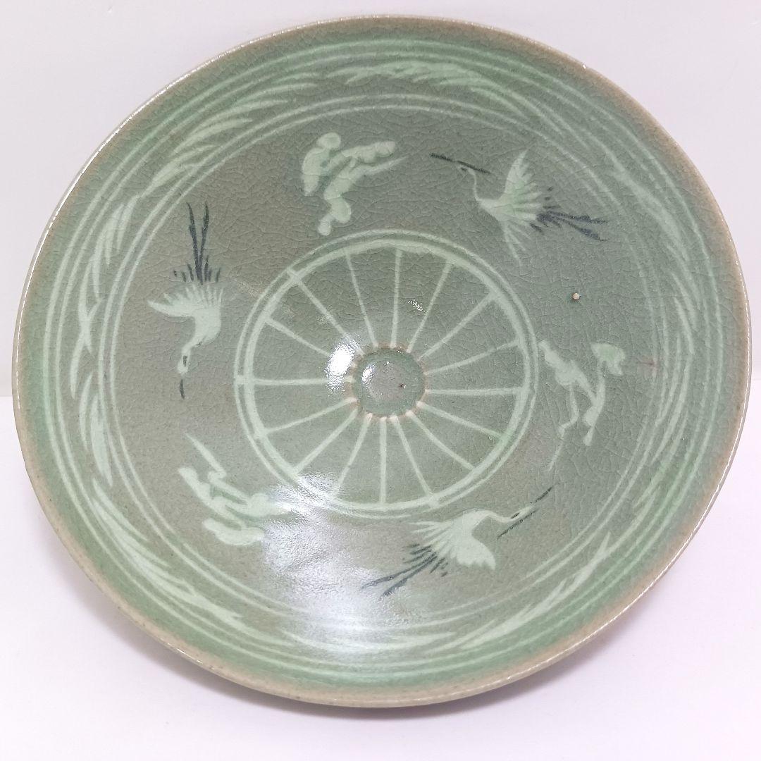 Y3122-94 青磁 雲鶴文 平茶碗 木箱付き