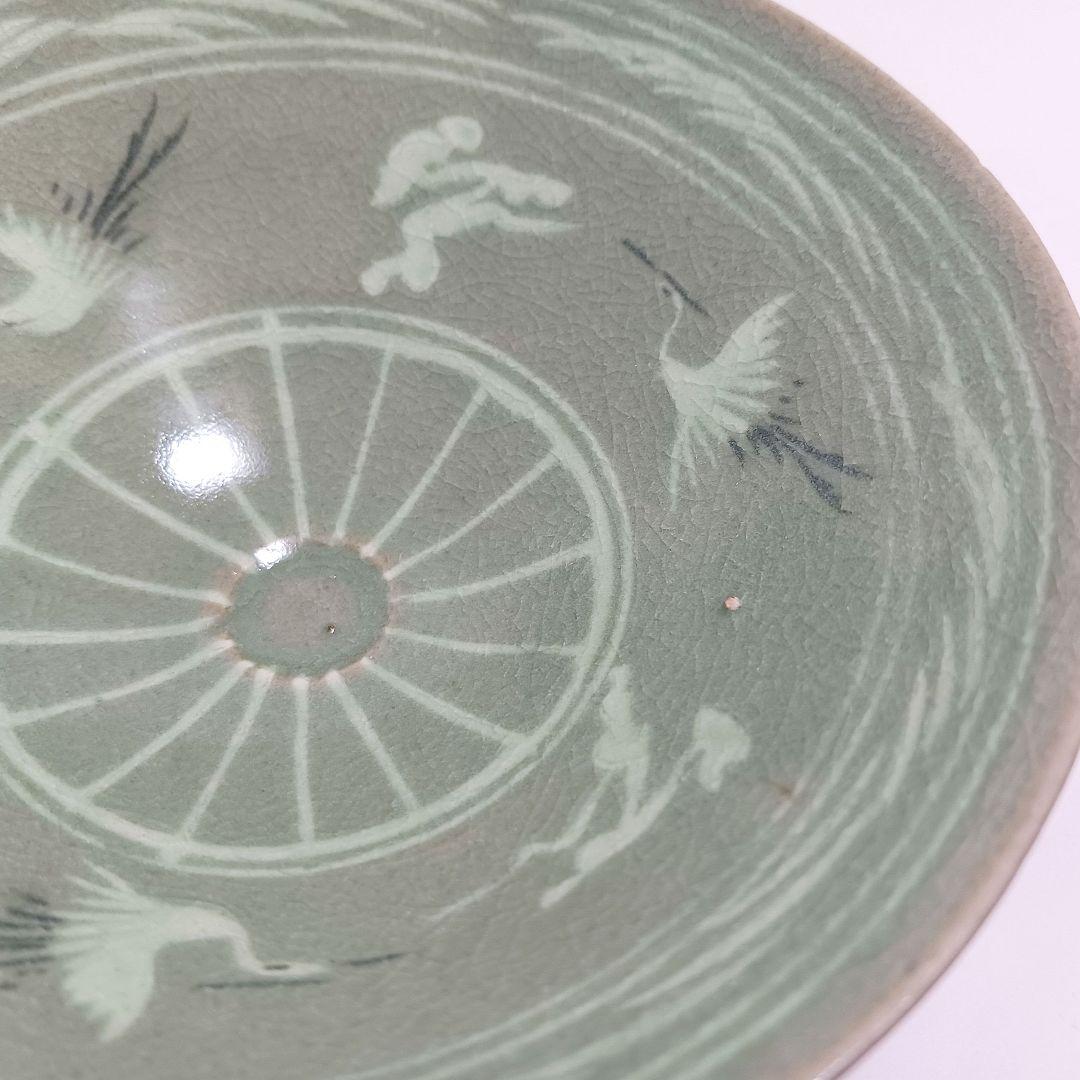 Y3122-94 青磁 雲鶴文 平茶碗 木箱付き