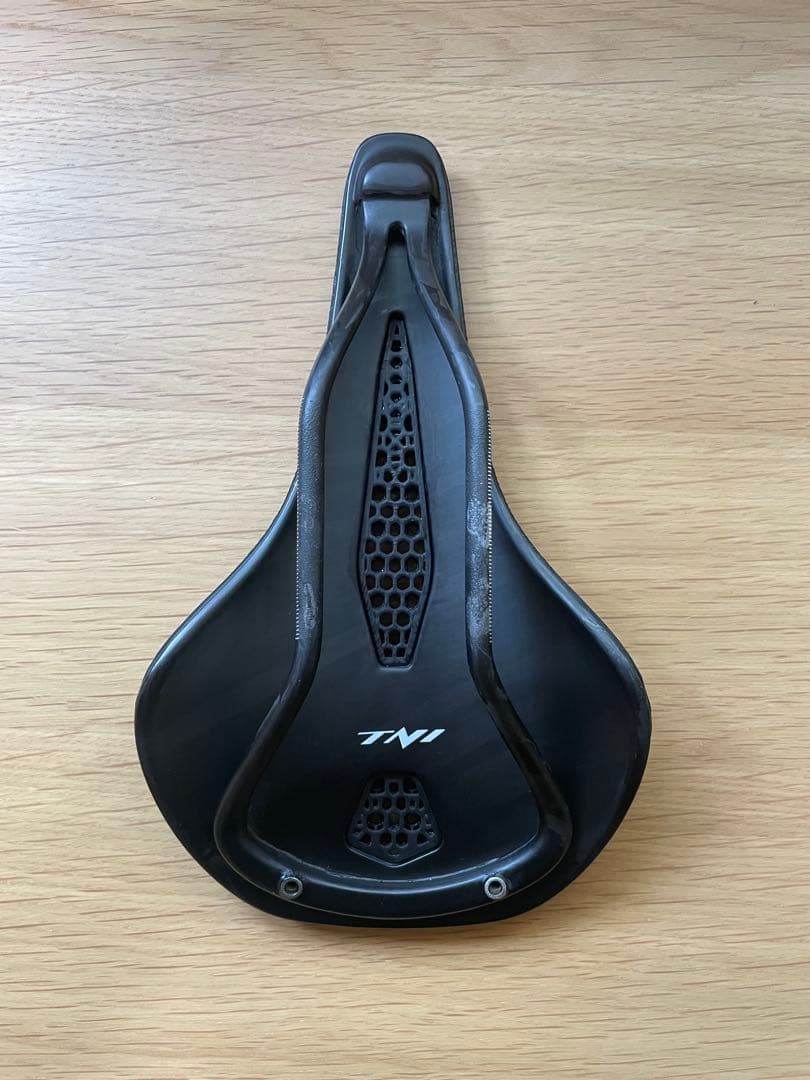 TNI 3D AeroFlow 2 カーボンサドル
