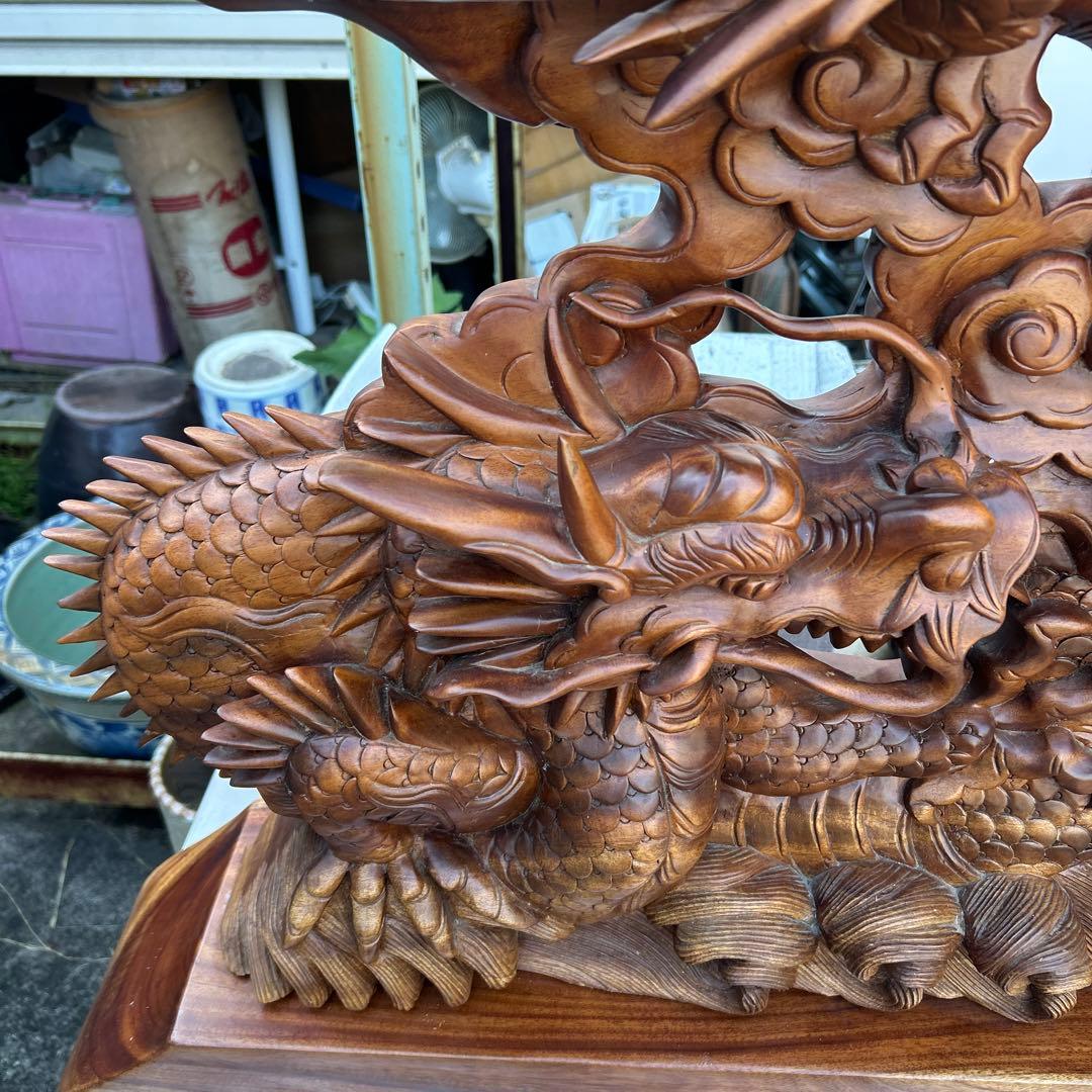 大きな　龍の彫刻