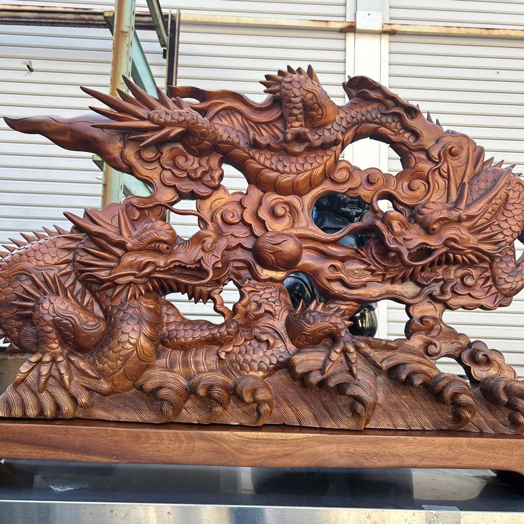 大きな　龍の彫刻