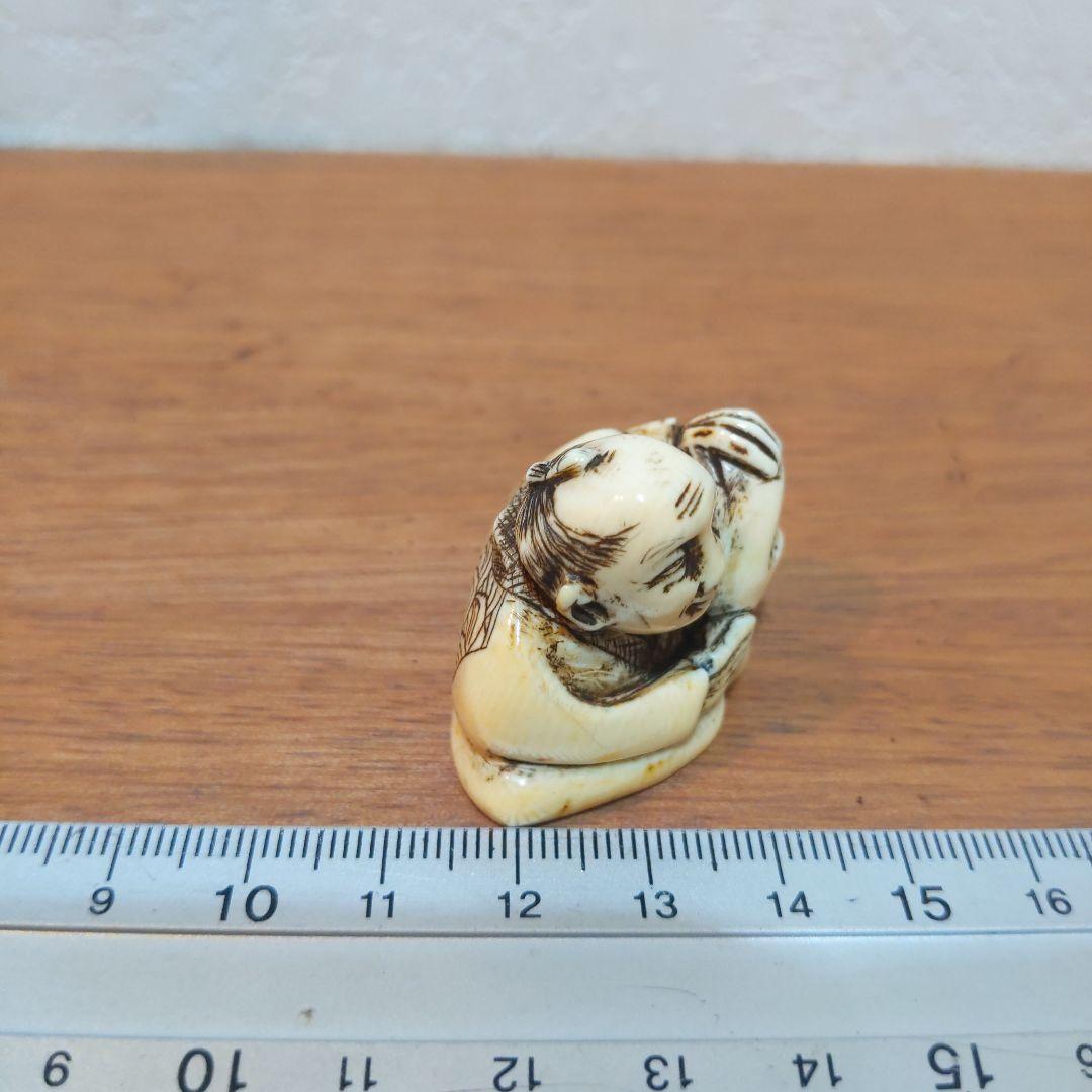 時代提げ物 人物根付 天然素材 在銘【翁と福だるま】高さ約2.9cm重さ約20ｇ