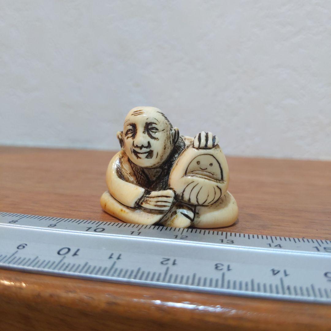 時代提げ物 人物根付 天然素材 在銘【翁と福だるま】高さ約2.9cm重さ約20ｇ