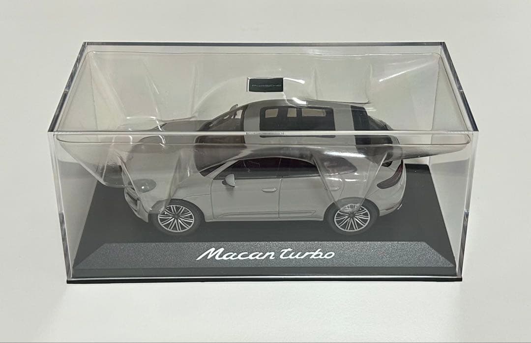 ミニチャンプス　ポルシェ マカン ターボ