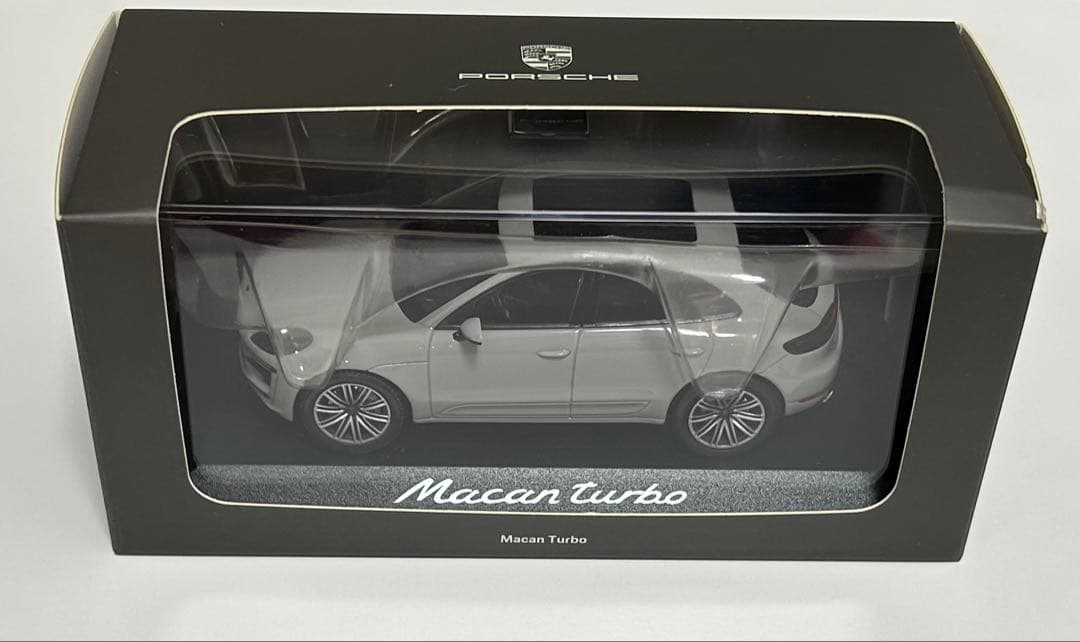 ミニチャンプス　ポルシェ マカン ターボ