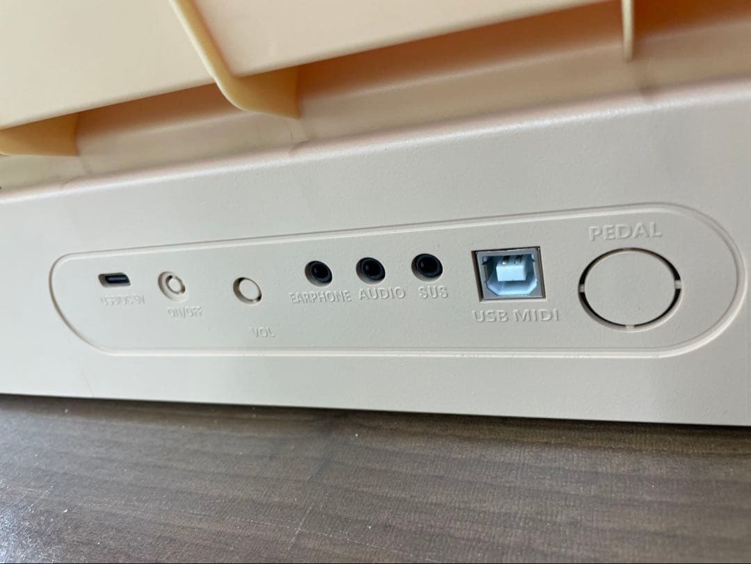 電子ピアノ　88鍵盤　充電タイプ　スリム軽量 オークベージュ