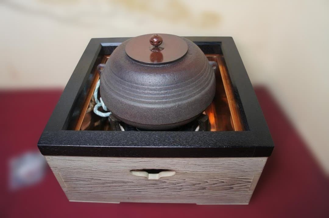 ☆焼杉置炉 在銘 筋釜 釜鐶 置炉用600w炭型電熱器 送料込み