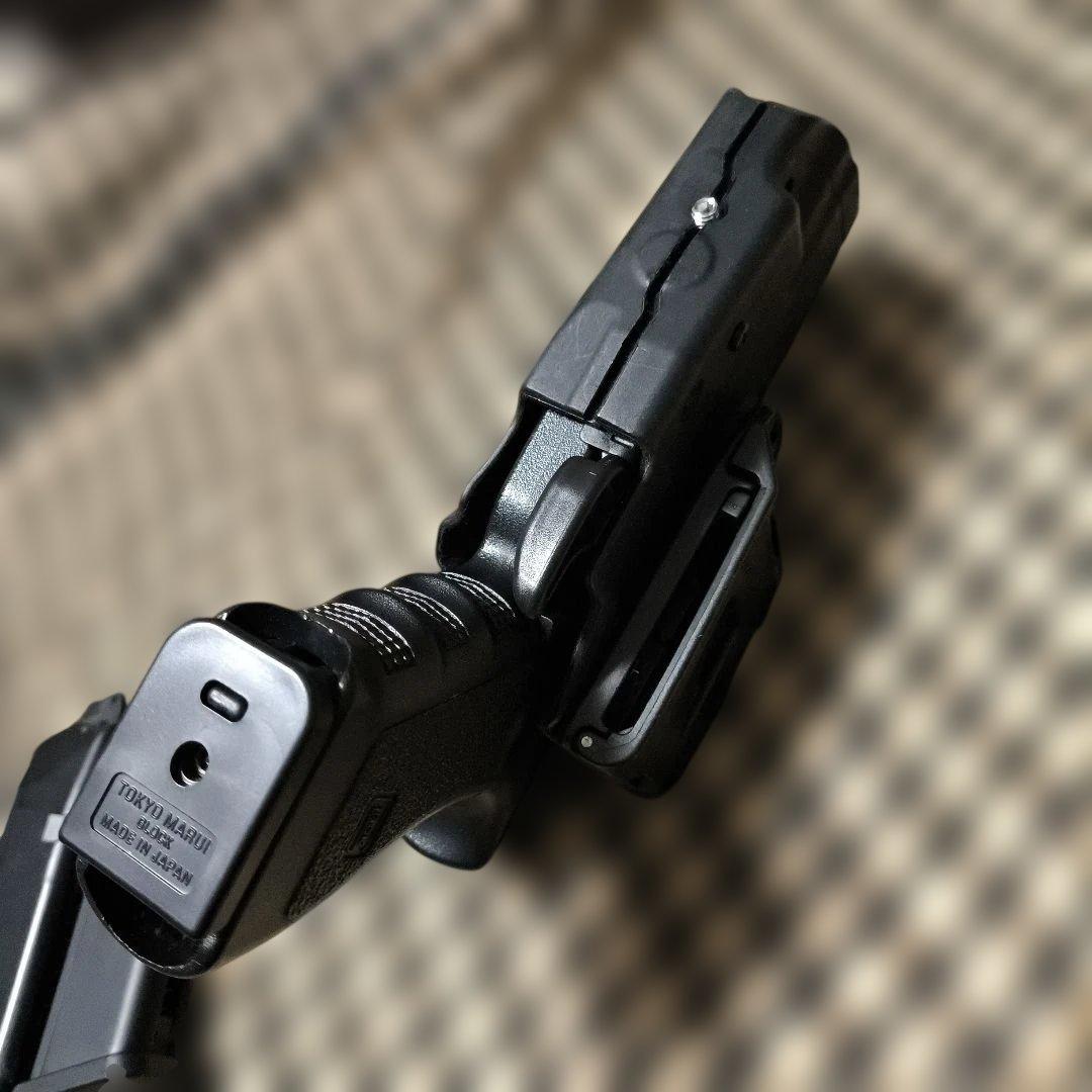 1 東京マルイ製　グロック18C　ガスブローバック　予備マグ　ホルスターセット