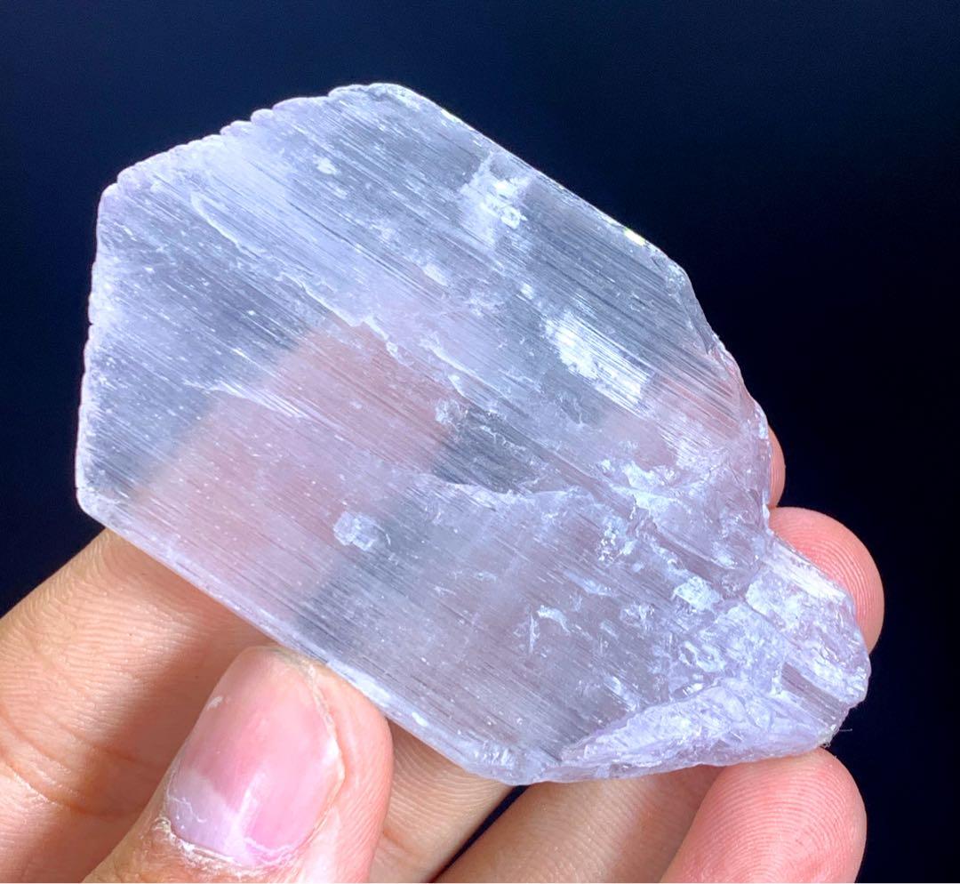 V字型にカットされたピンク色のクンツァイトクリスタル