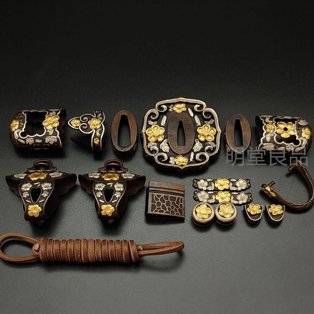 桜の紋太刀　金具　刀鍔　目貫　縁頭　切羽　鐺　柄鞘一式金具　銅製　金銀メッキ