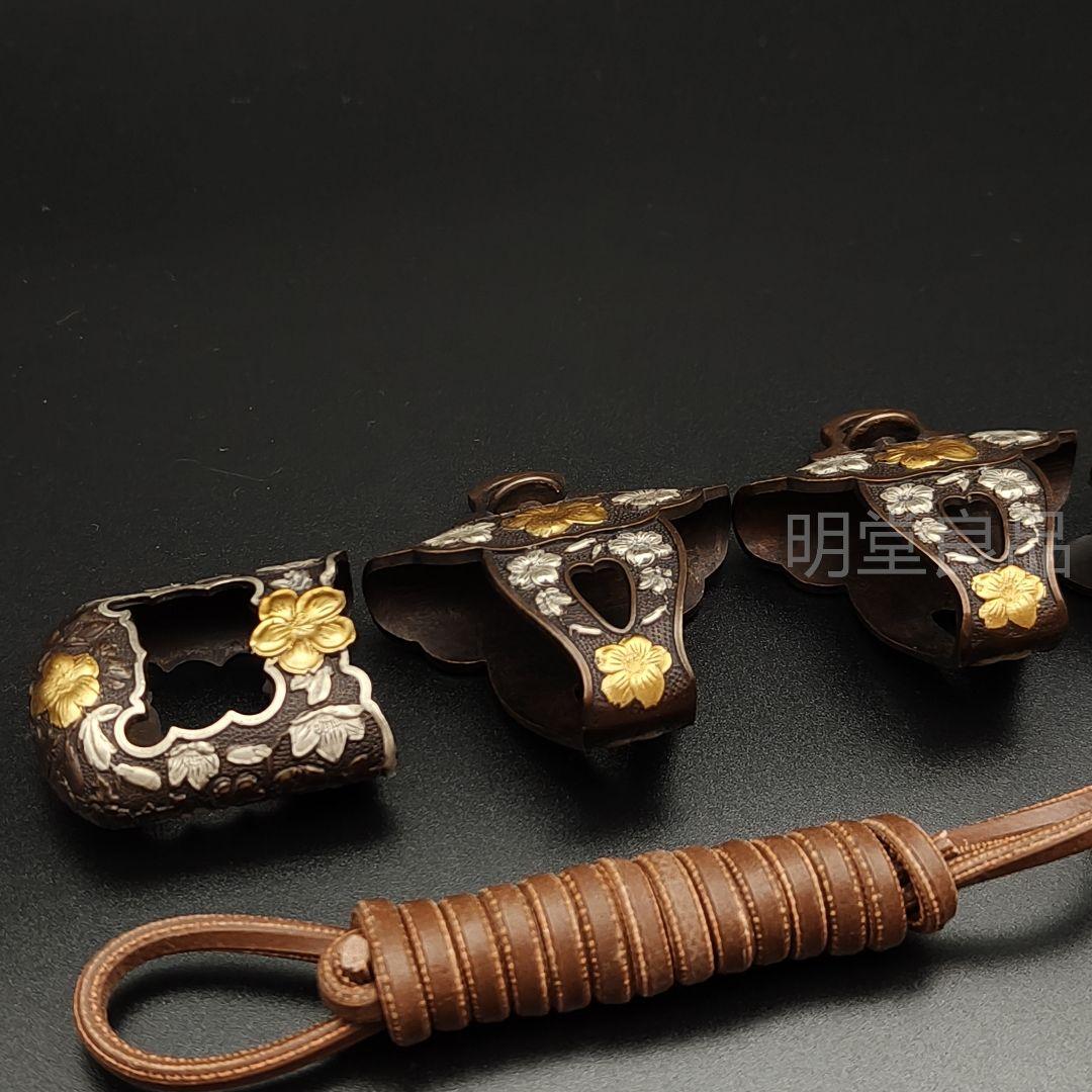 桜の紋太刀　金具　刀鍔　目貫　縁頭　切羽　鐺　柄鞘一式金具　銅製　金銀メッキ