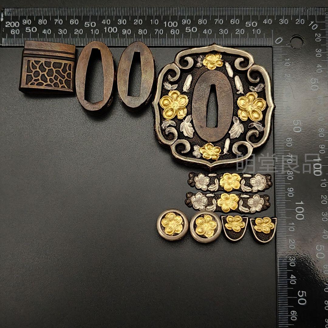 桜の紋太刀　金具　刀鍔　目貫　縁頭　切羽　鐺　柄鞘一式金具　銅製　金銀メッキ