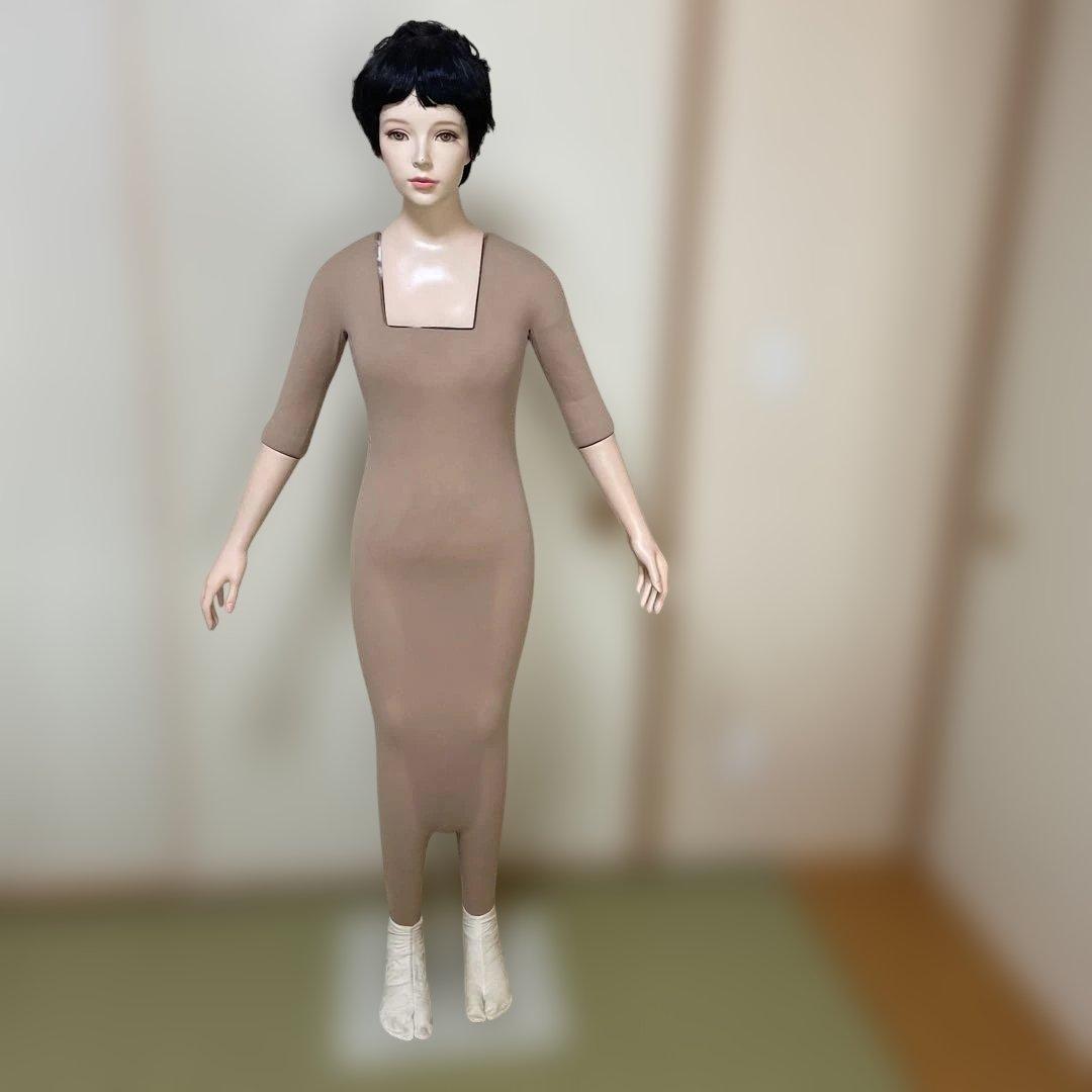 ベージュのマネキン（スリーブ付き）