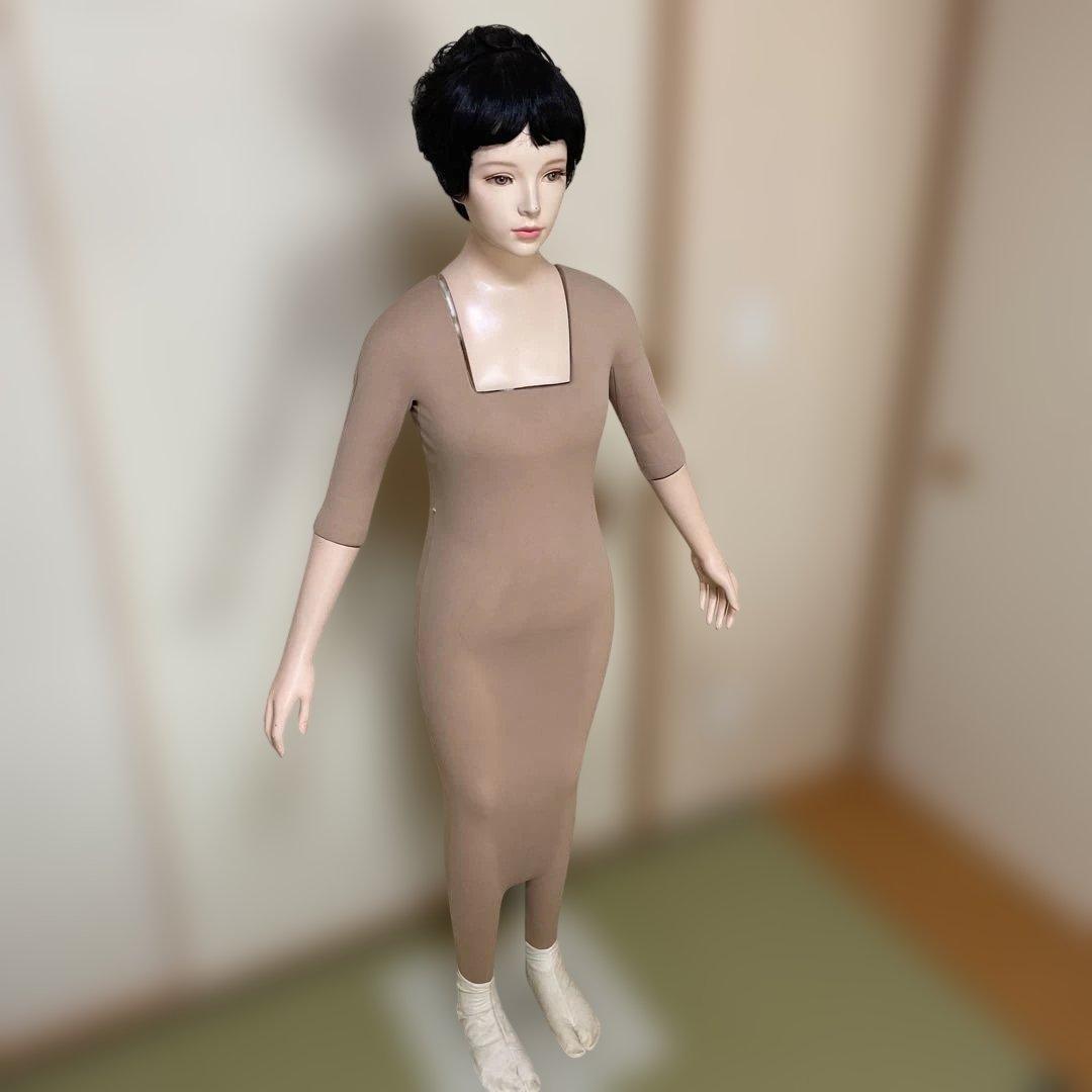 ベージュのマネキン（スリーブ付き）